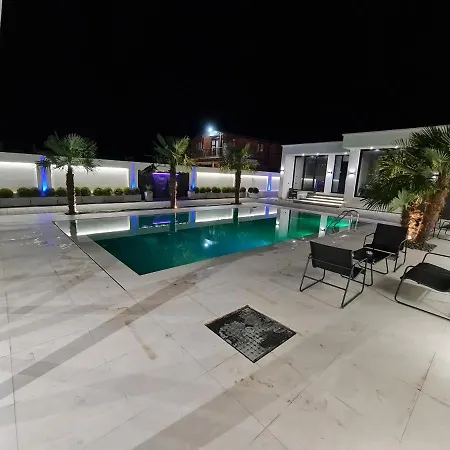 Lt Luxury Villa *